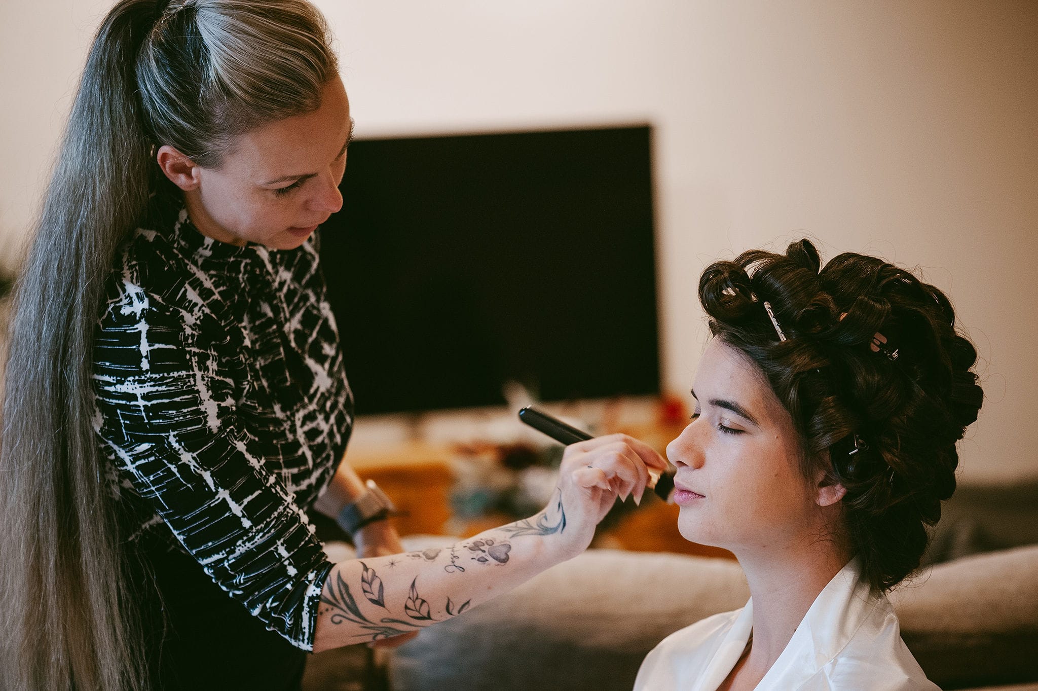 Franziska Bleher bei der Arbeit an einem Braut-Make-up mit Pinsel