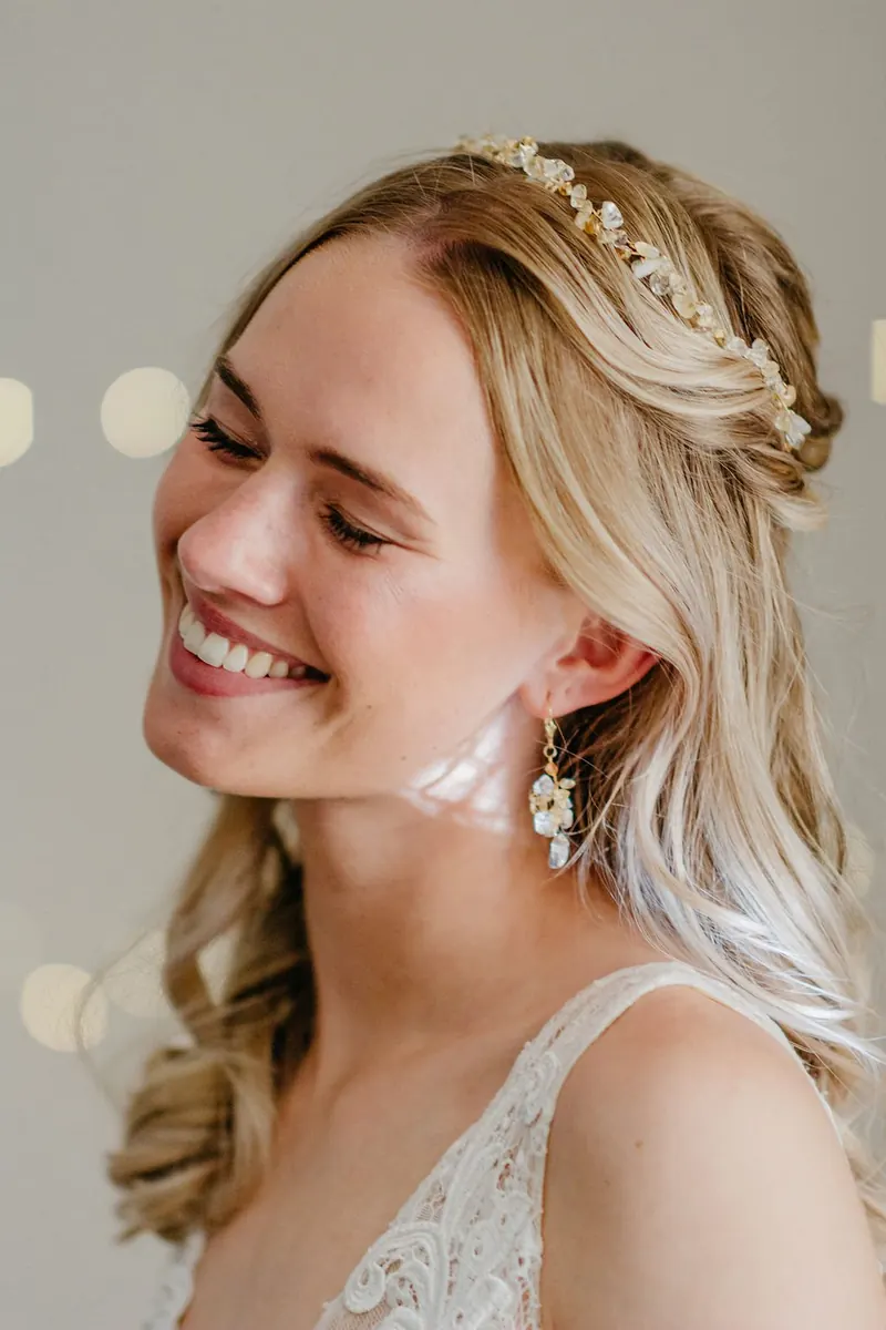 Braut-Make-up mit frischem Glow und goldenem Haarschmuck