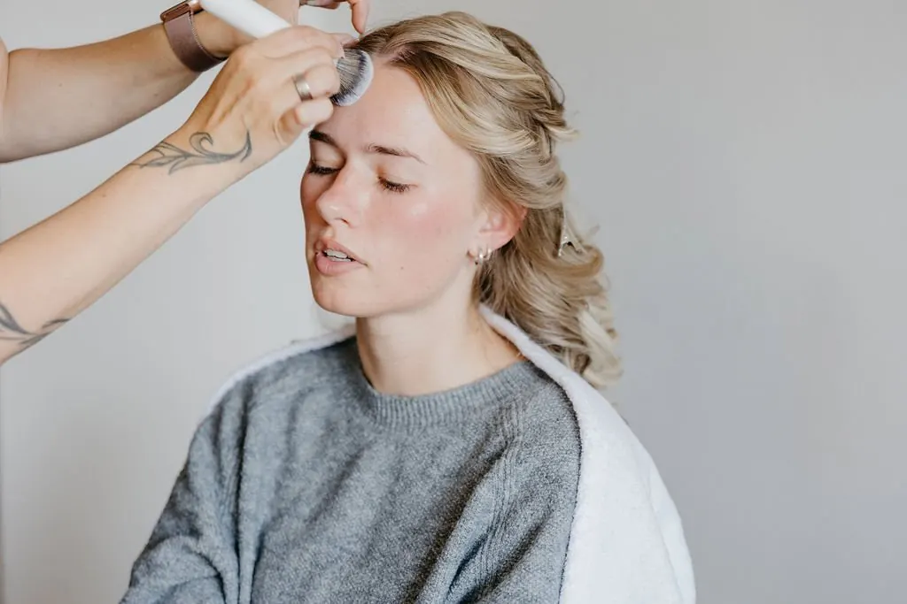 Augenbrauen-Styling beim natürlichen Braut-Make-up