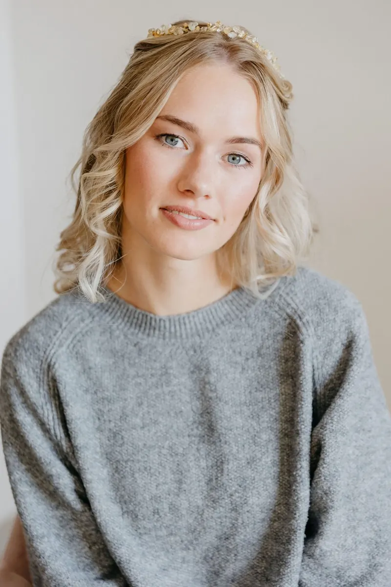 Natürliches Braut-Make-up mit halboffener Brautfrisur