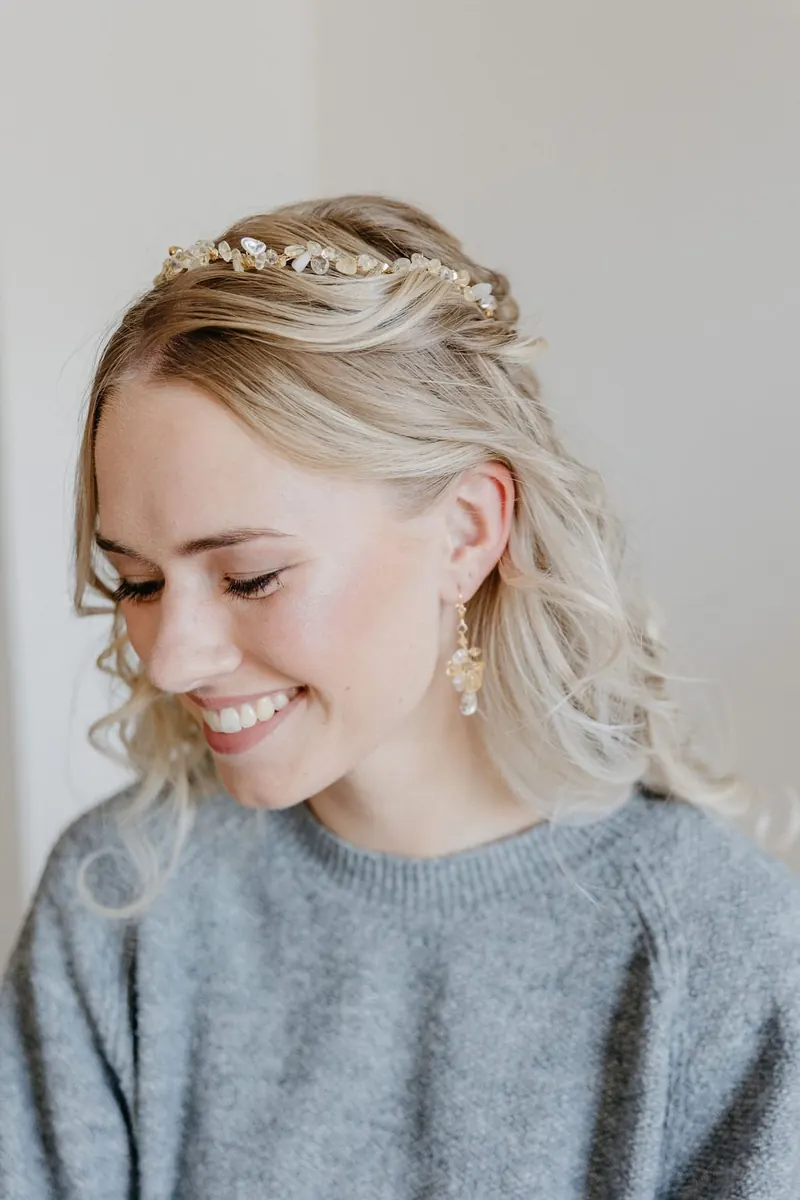Lachende Braut mit natürlichem Make-up und Haarschmuck