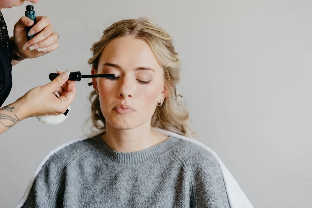 Natürliches Braut-Make-up: Wimperntusche am Hochzeitsmorgen