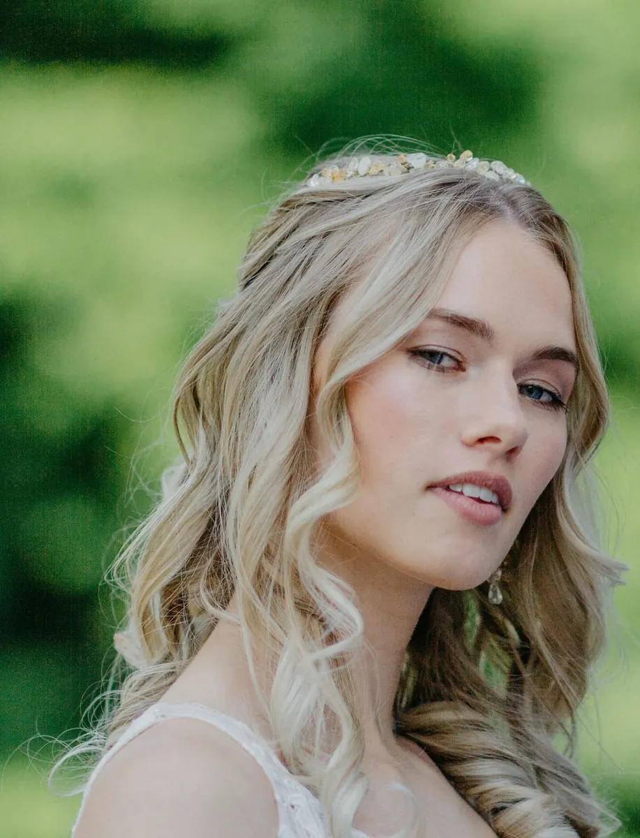 Braut-Make-up im Porträt im Park