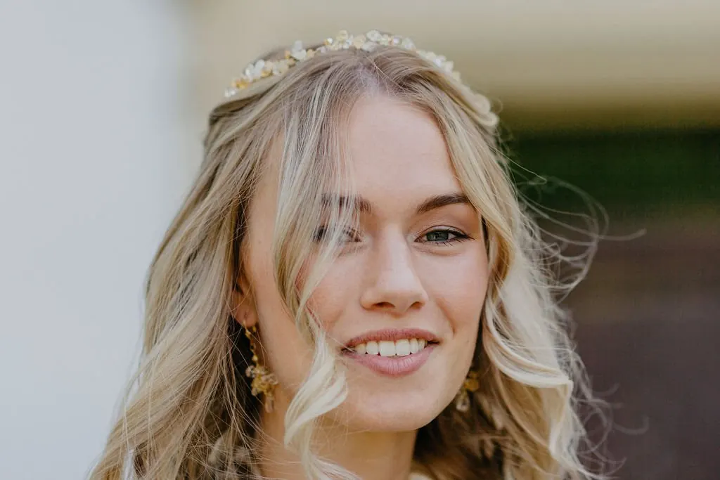 Brautporträt mit goldenem Haarschmuck und Locken