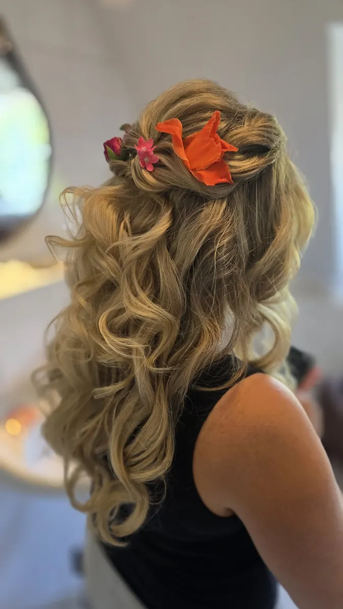 Blonde halboffene Brautfrisur mit bunten Blüten