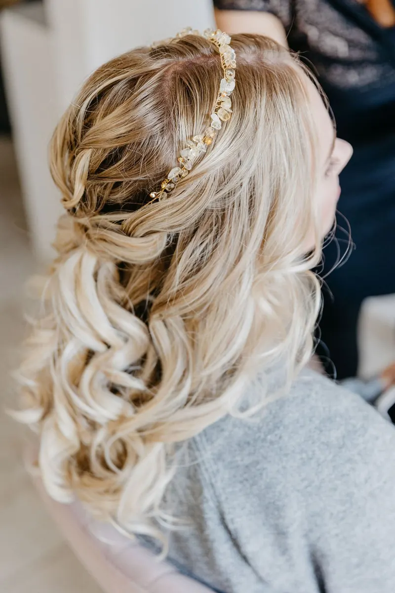 Halboffene blonde Brautfrisur mit goldenem Haarschmuck