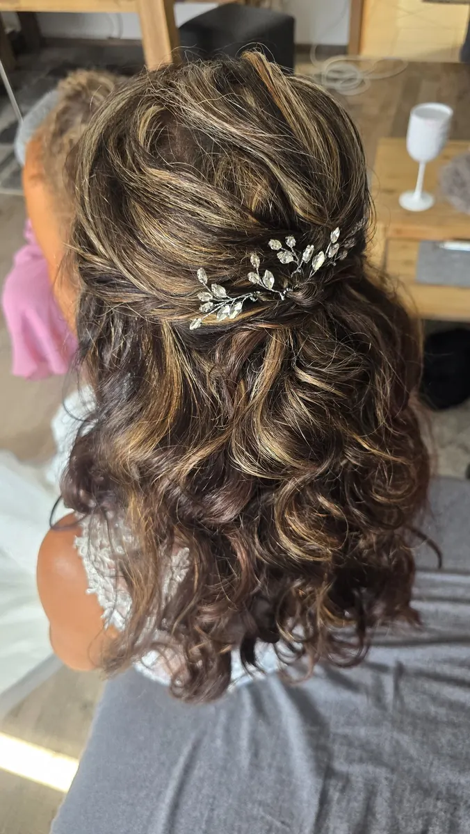 Boho-Brautfrisur halboffen mit glitzerndem Haarschmuck