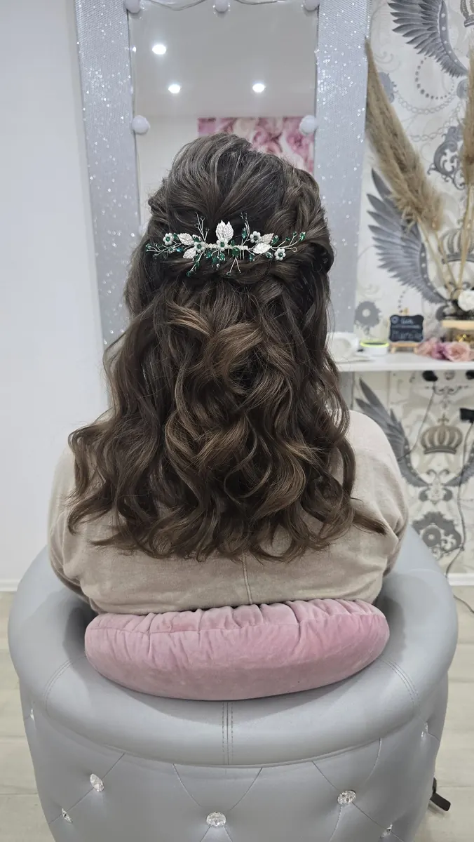 Halboffene Brautfrisur mit grüner Haarranke