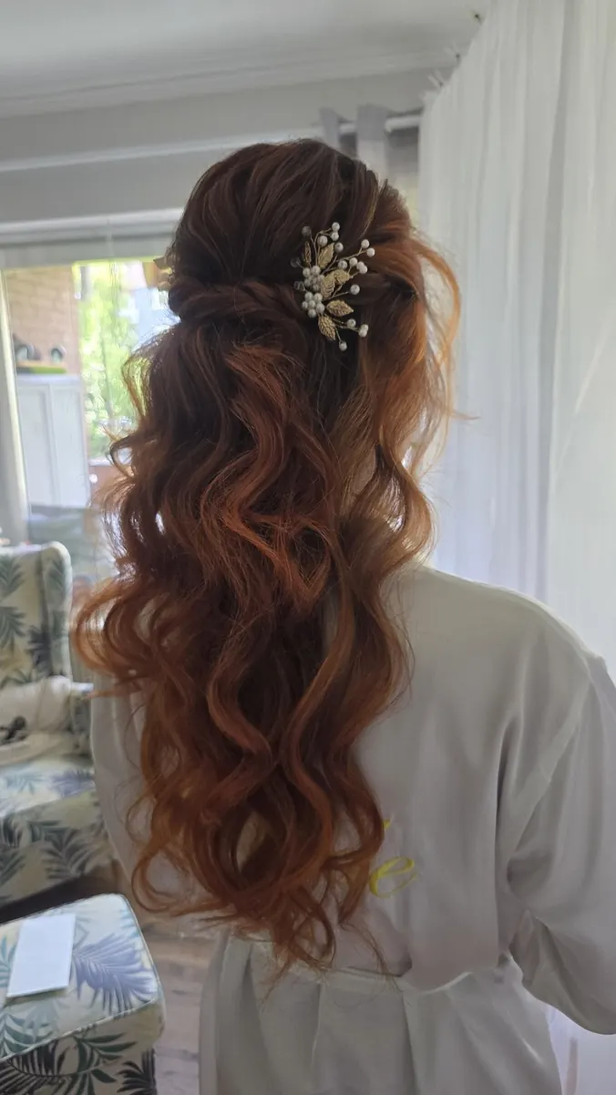 Halboffene Brautfrisur mit Haarnadel und langen Locken