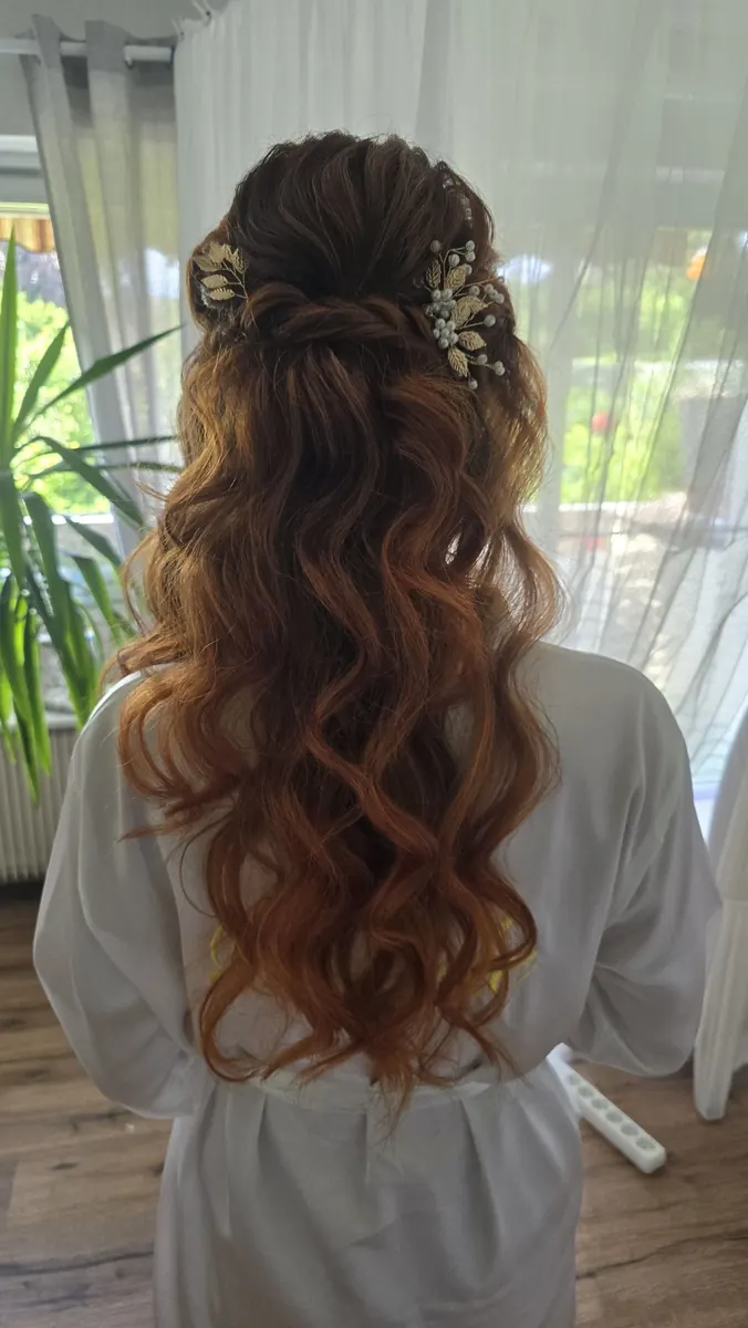 Halboffene Brautfrisur für lange rotbraune Haare