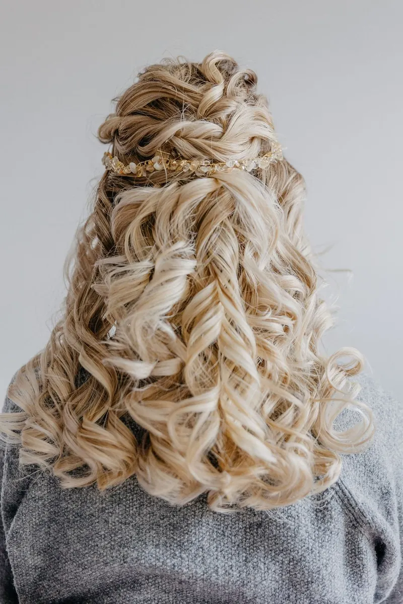 Halboffene Brautfrisur mit Locken von hinten