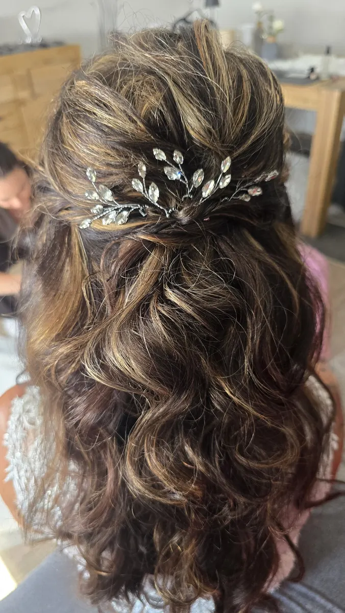 Halboffene Brautfrisur mit viel Volumen und Haarschmuck