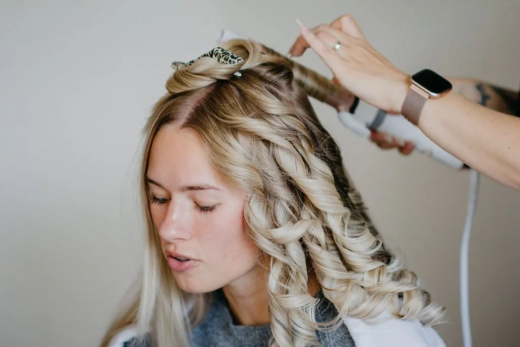 Brautfrisur entsteht: Locken mit dem Lockenstab