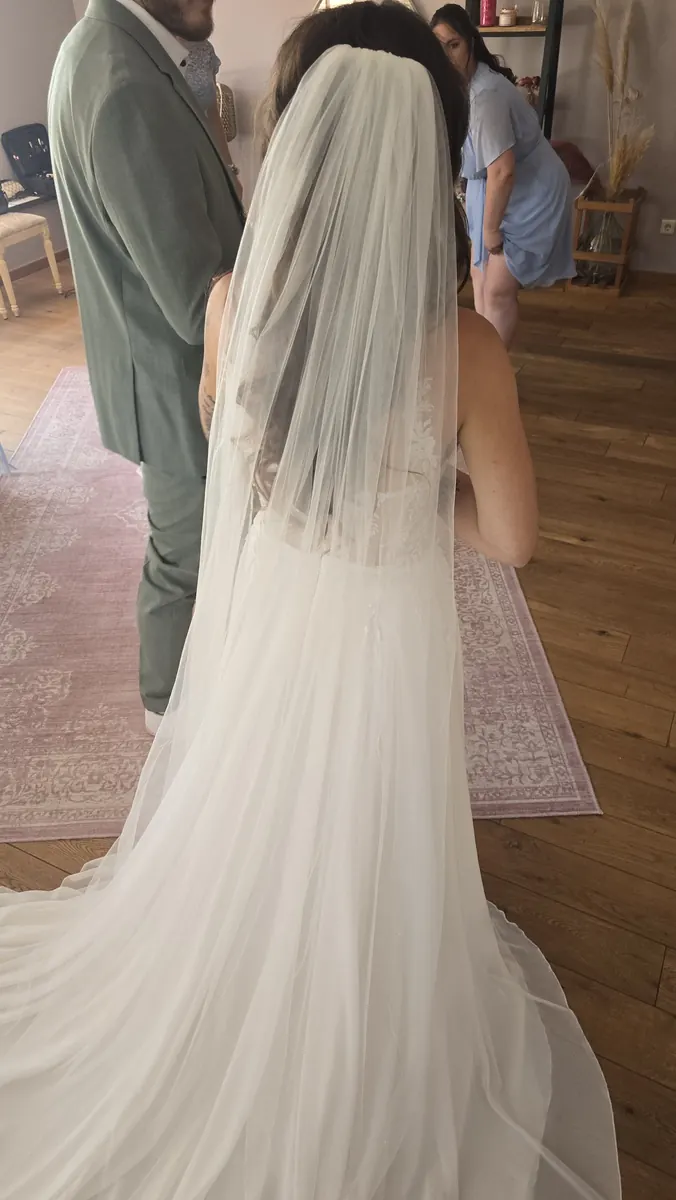 Brautfrisur mit Schleier zum langen Brautkleid
