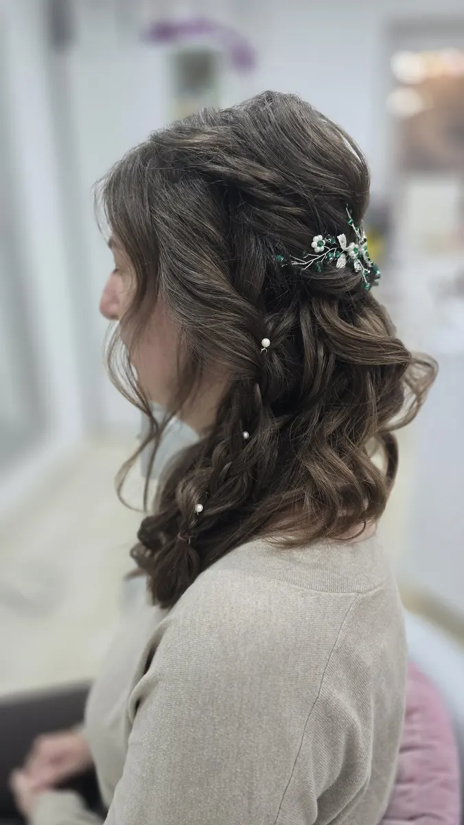 Seitliche Brautfrisur mit Locken und Perlen