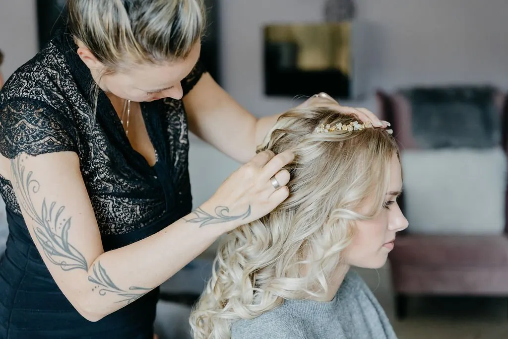 Haarschmuck wird beim Brautstyling am Hochzeitsmorgen eingesteckt