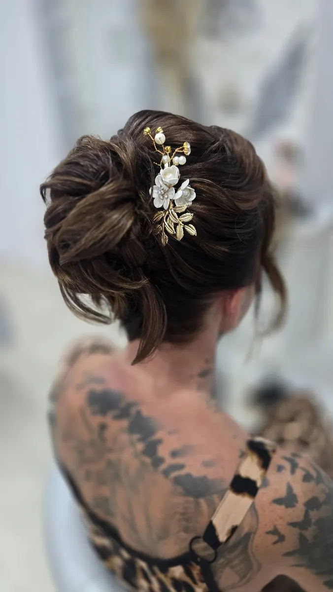 Hochsteckfrisur mit goldenem Haarschmuck