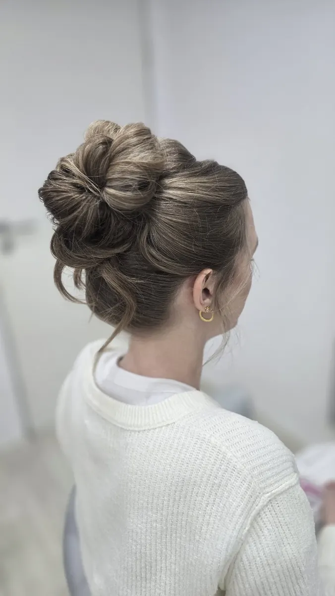 Lockere Hochsteckfrisur als Messy Bun für die Braut