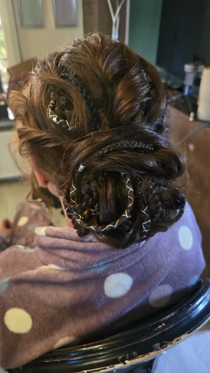Seitlich gesteckte Brautfrisur mit Locken