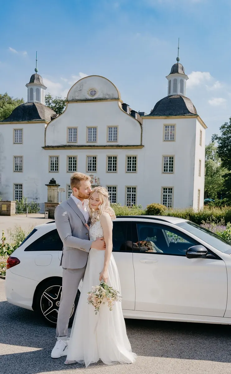 Brautpaar vor Schloss Borbeck in Essen